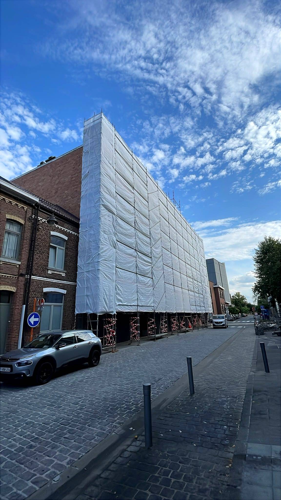 Échafaudage de façade habillé de filets, rue Buisseret à Mons