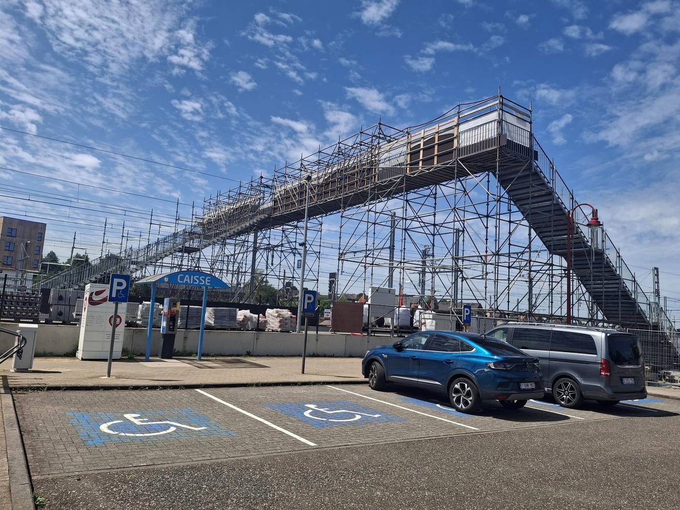 Passerelle provisoire de franchissement des voies avec escaliers grand public — gare de Luttre